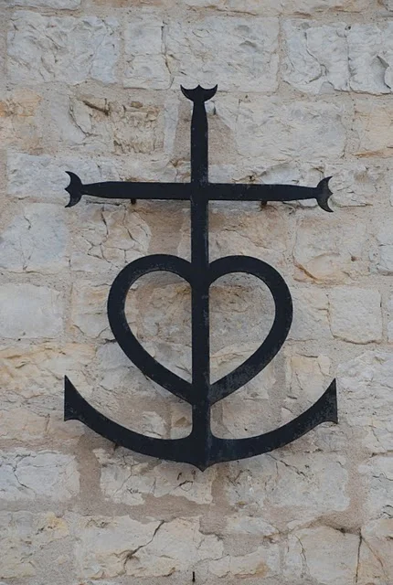 Simbolo della Camargue sul campanile di Saintes Maries de la Mer
