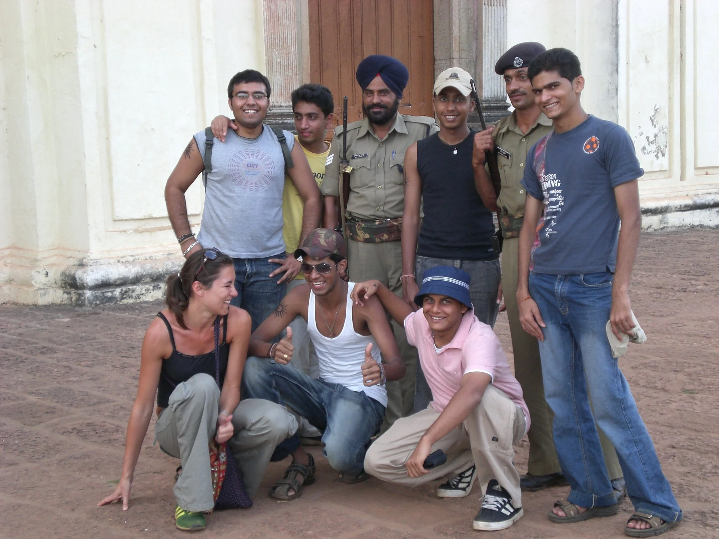 Volevo fare una foto con le guardie davanti al forte….e come spesso accade in India…é diventata una foto ricordo anche di un gruppo di turisti indiani!