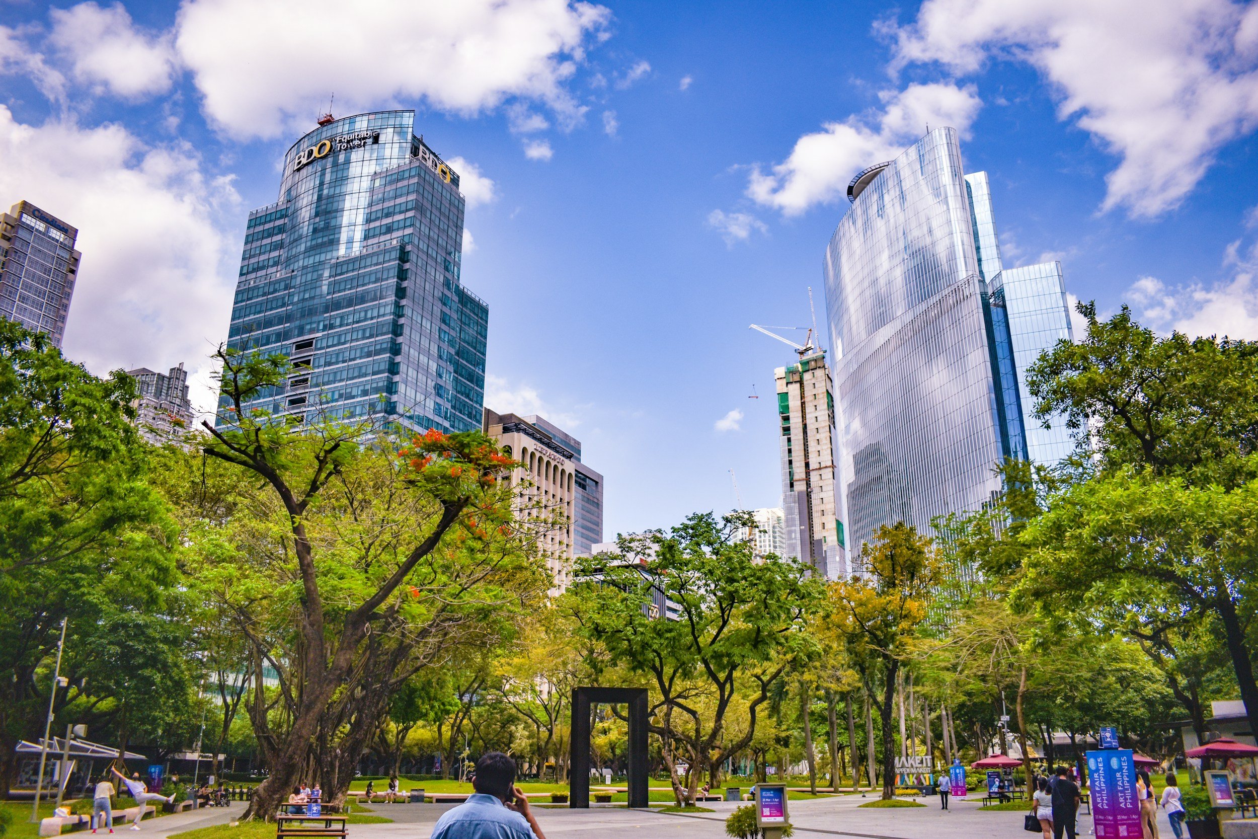 City Sidewalks: The Safest Stroller Routes &amp; Parks for Your Yaya Pro in Makati
