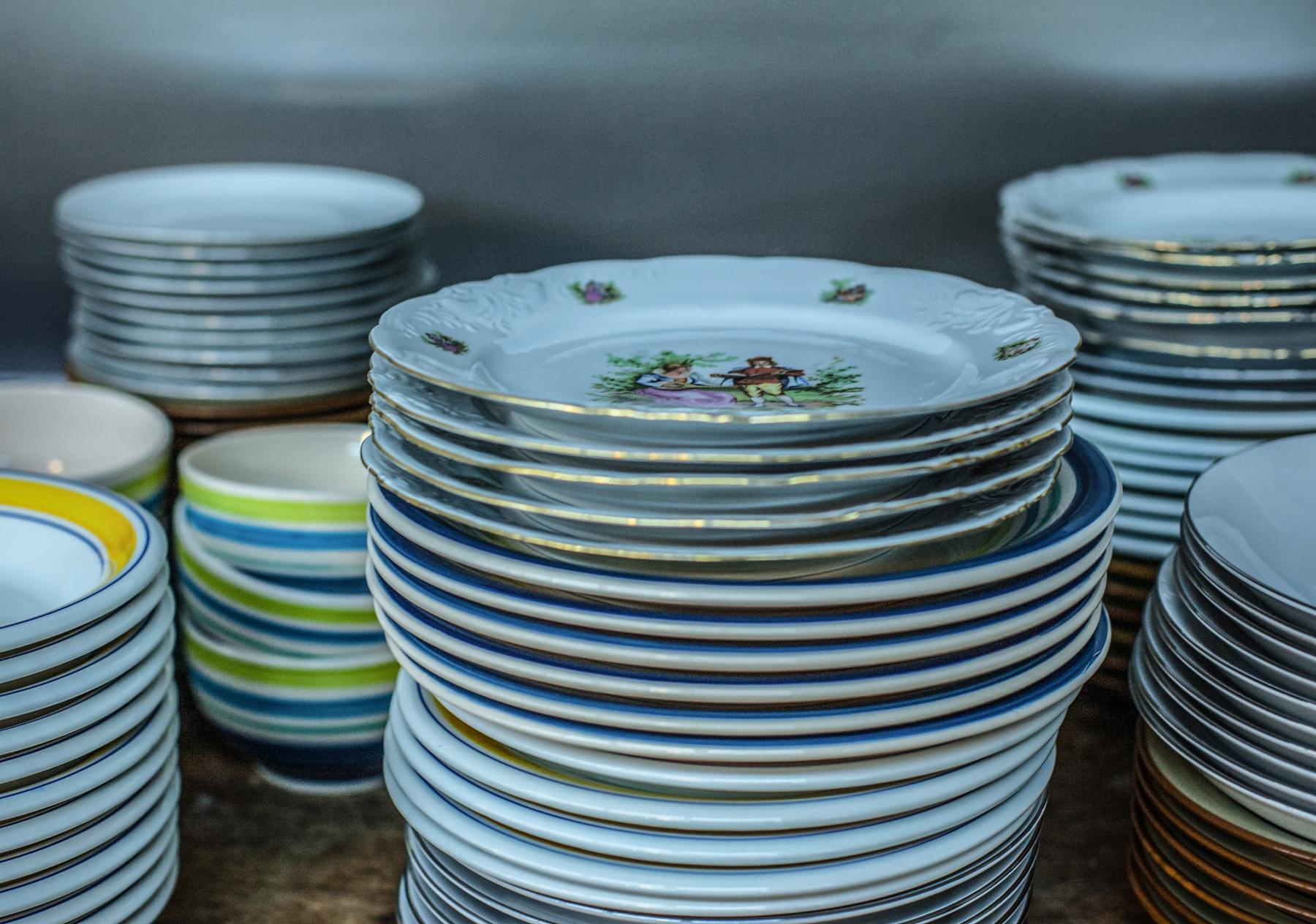 Tanjure smo skupljali po kućama i komodama mama, baka, prabaka i ostale rodbine. Srećom da smo hipsteri pa je to kao fora ;) We have assembled the plates from our mothers' and grandmothers' kitchens and cupboards. Luckily enough, we're hipsters, so it's kinda cool ;)