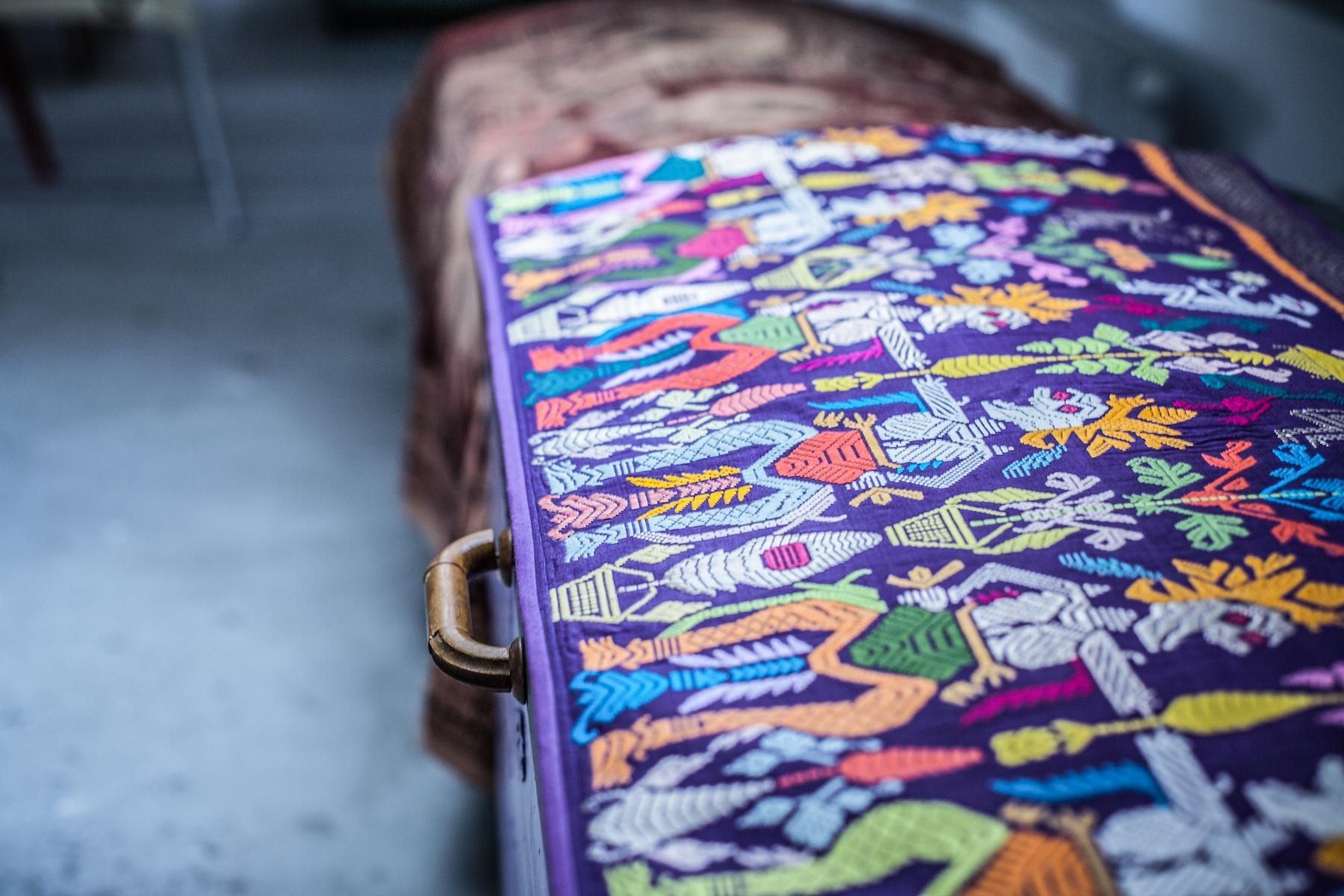 Cimerkin, Gaellin posuđeni, tematski miraz - svadbena ponjava s Balija i iza nje, svadbena indijska tapiserija My roommate's, Gaella's, theme related dowry- a wedding quilt from Bali and behind it an Indian wedding tapestry