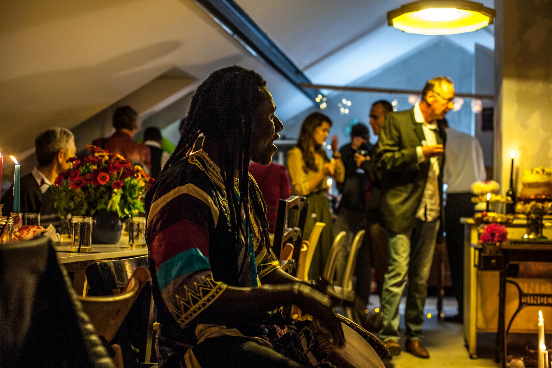 A onda su došli gosti & afro ritmovi su označili kako početak jednog plodnog te sočnog zajedničkog života tako i - tuluma! And then the guests arrived! Their arrival was marked by African rhythms which were also a beginning of a fruitful and juicy marriage, but also of an amazing party.