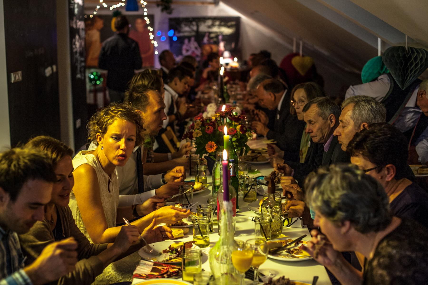 Trpeza puna hrane & ljudi :) The table is full of people and food.