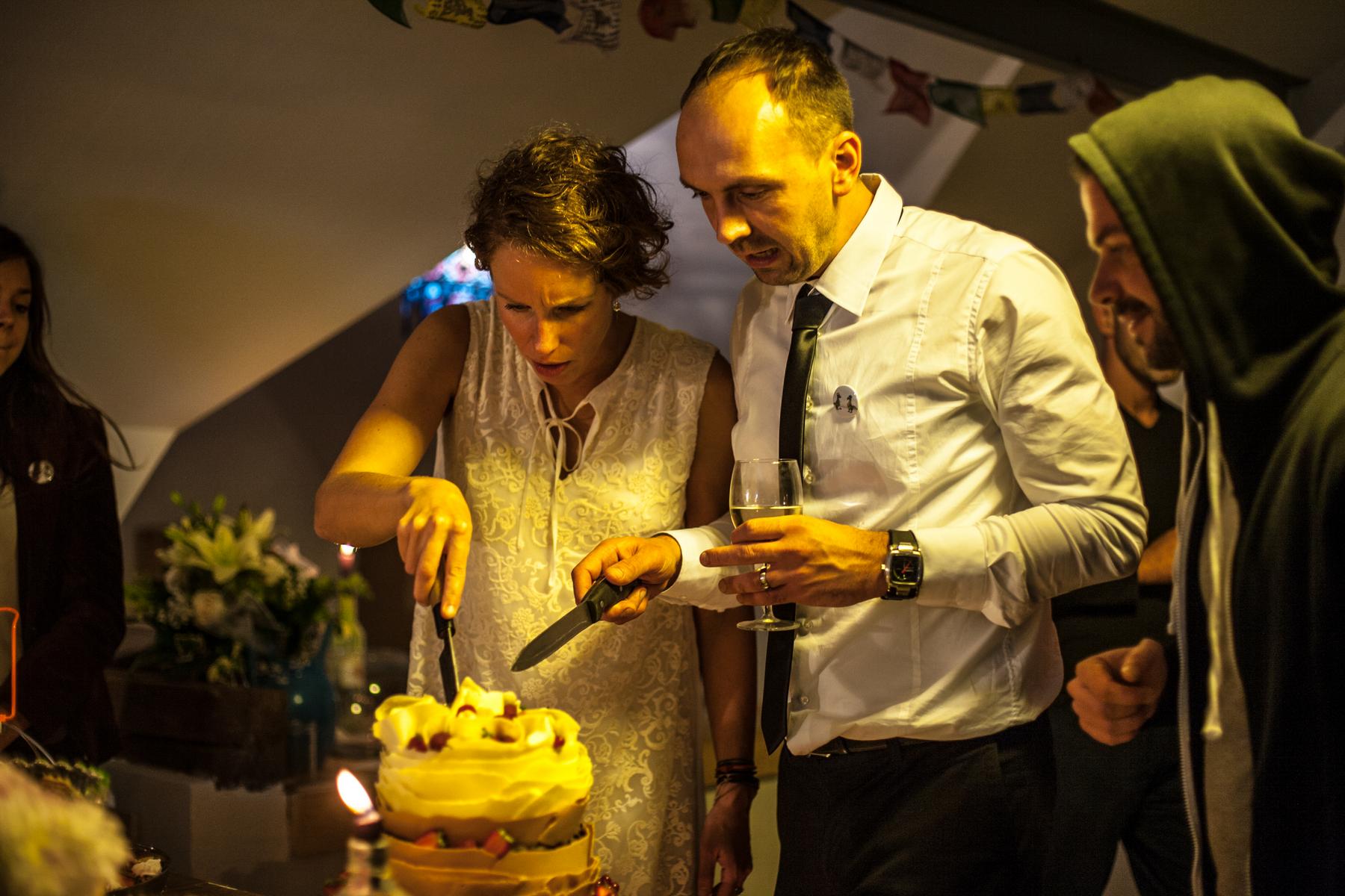 Kak' se reže ova torta?! How on earth do we cut this cake?!