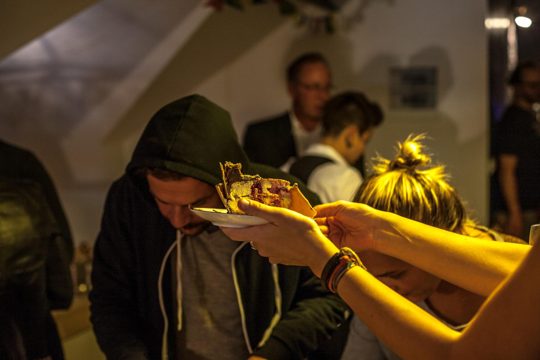 Imamo je! We have the cake!