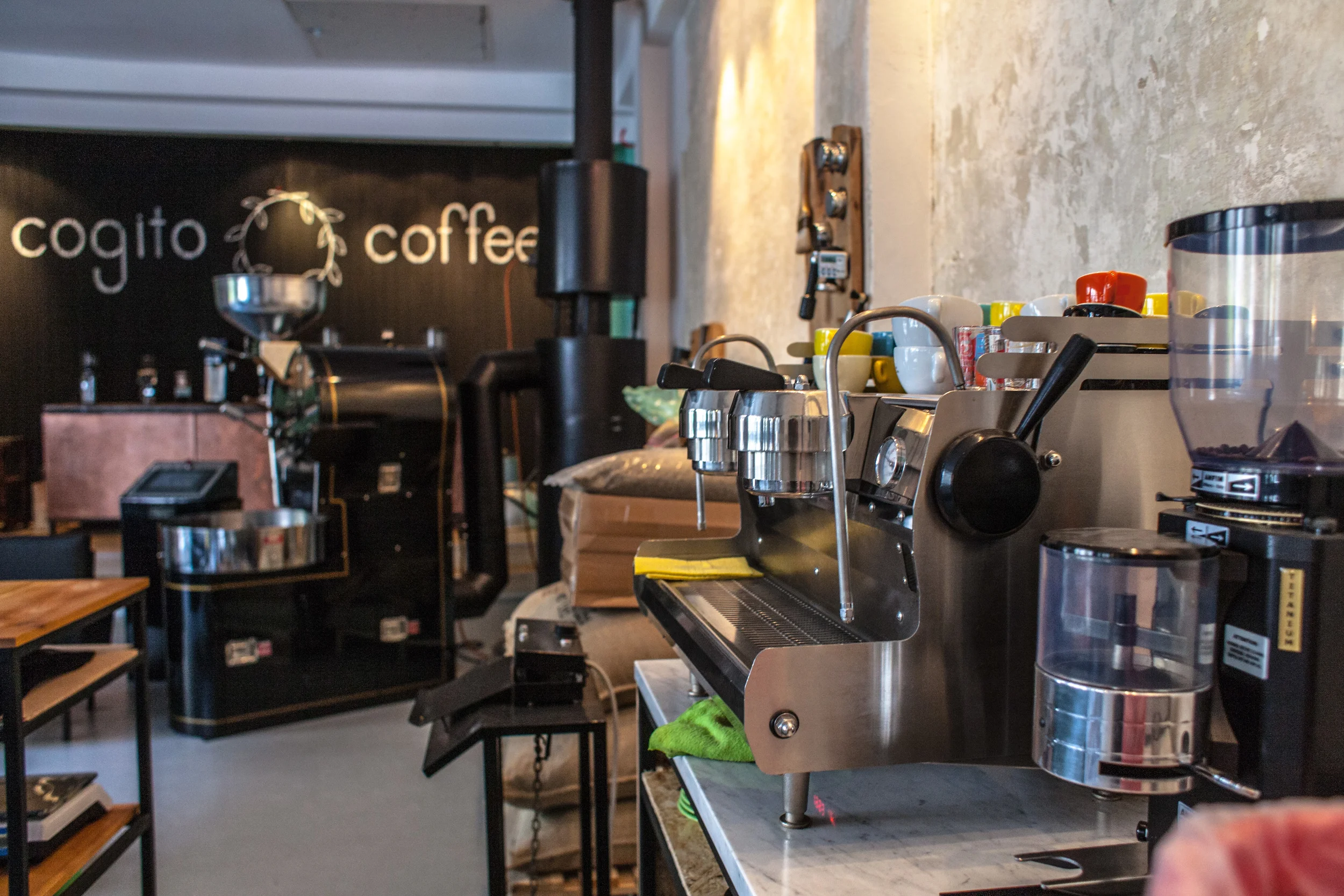 Unutrašnjost pržionice Cogito Coffee u dvorištu Cafe u Dvorištu , Žerjavićeva 7- em lijepo, em mirisno, em - korisno! Ova će pržionica napraviti revoluciju u poimanju kave u Hrvata. Nakon što se navučete na pravu kavu - više vam se neće pit' obojana vodica koju se često poslužuje pod krinkom kave u većini kafića u Hrvatskoj. O kavi koju kupujemo u dućanima bolje da ne krenem pisat' ... volim biti afirmativna & pozitivna. Uglavnom. 