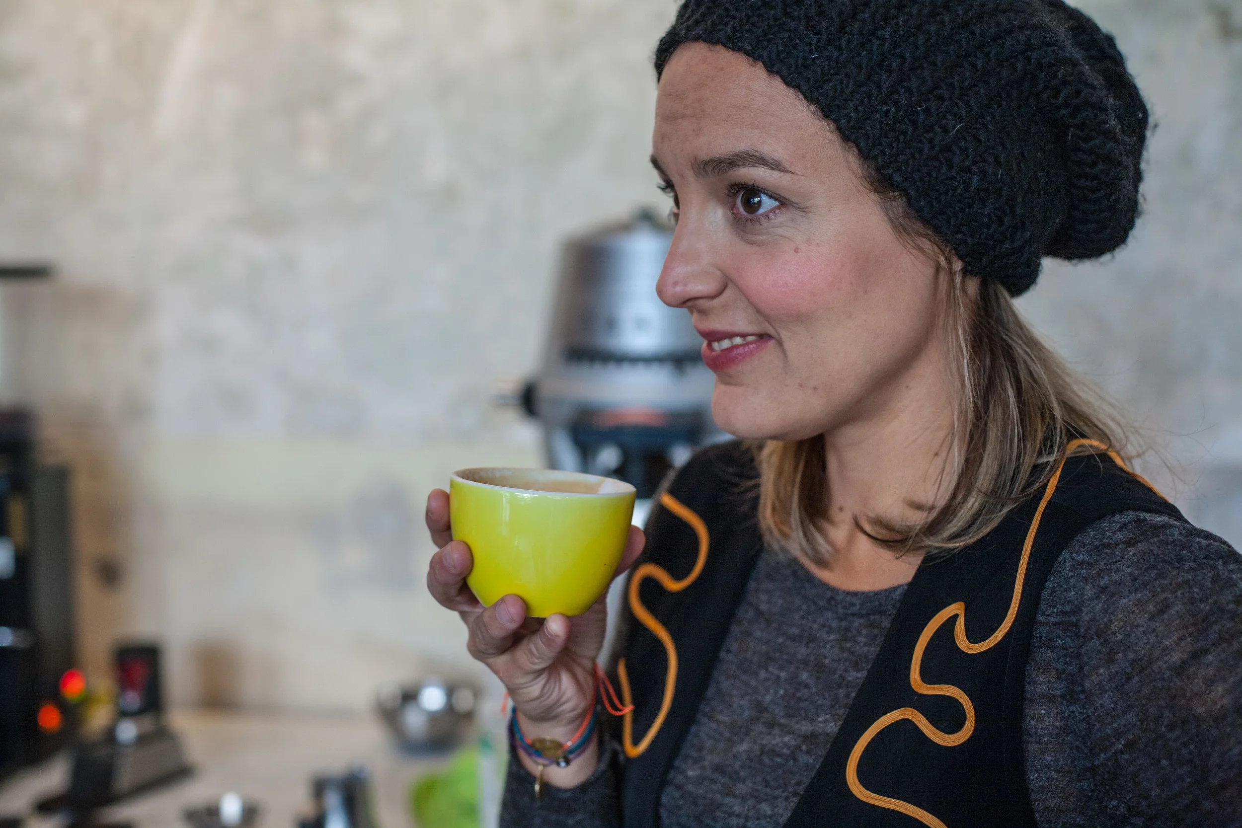 Ljubopitljivi srk flat white -a ! Srknula sam ga k'o da probavam maslinovo ulje - sos ( seljo ostaje seljo)
