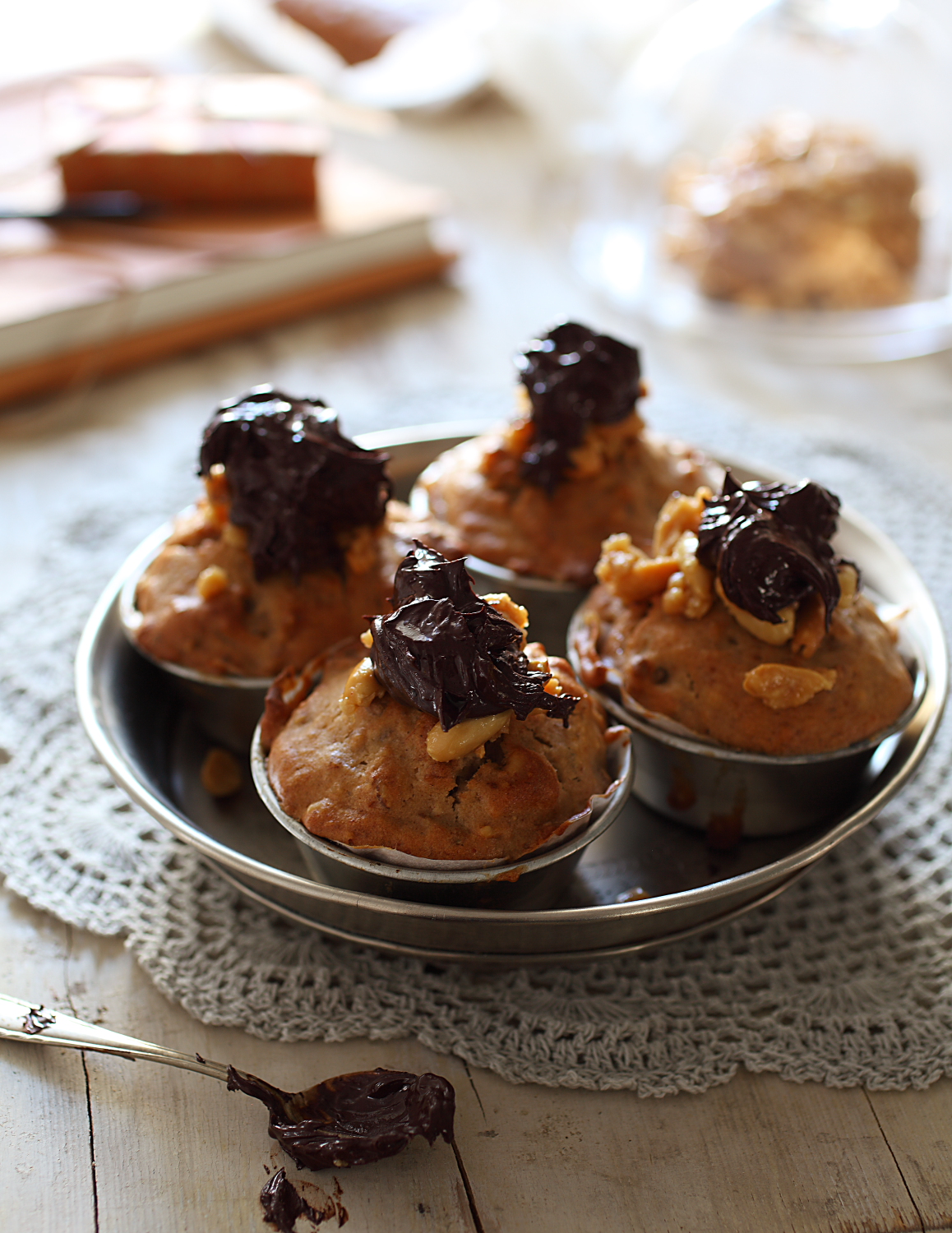 Masni & slasni muffin s domaćim, ručno odrađenim kikiriki maslacem i brdom čokolade. Tamne. 80 %. U biti sve lagano i dijetno ;) 