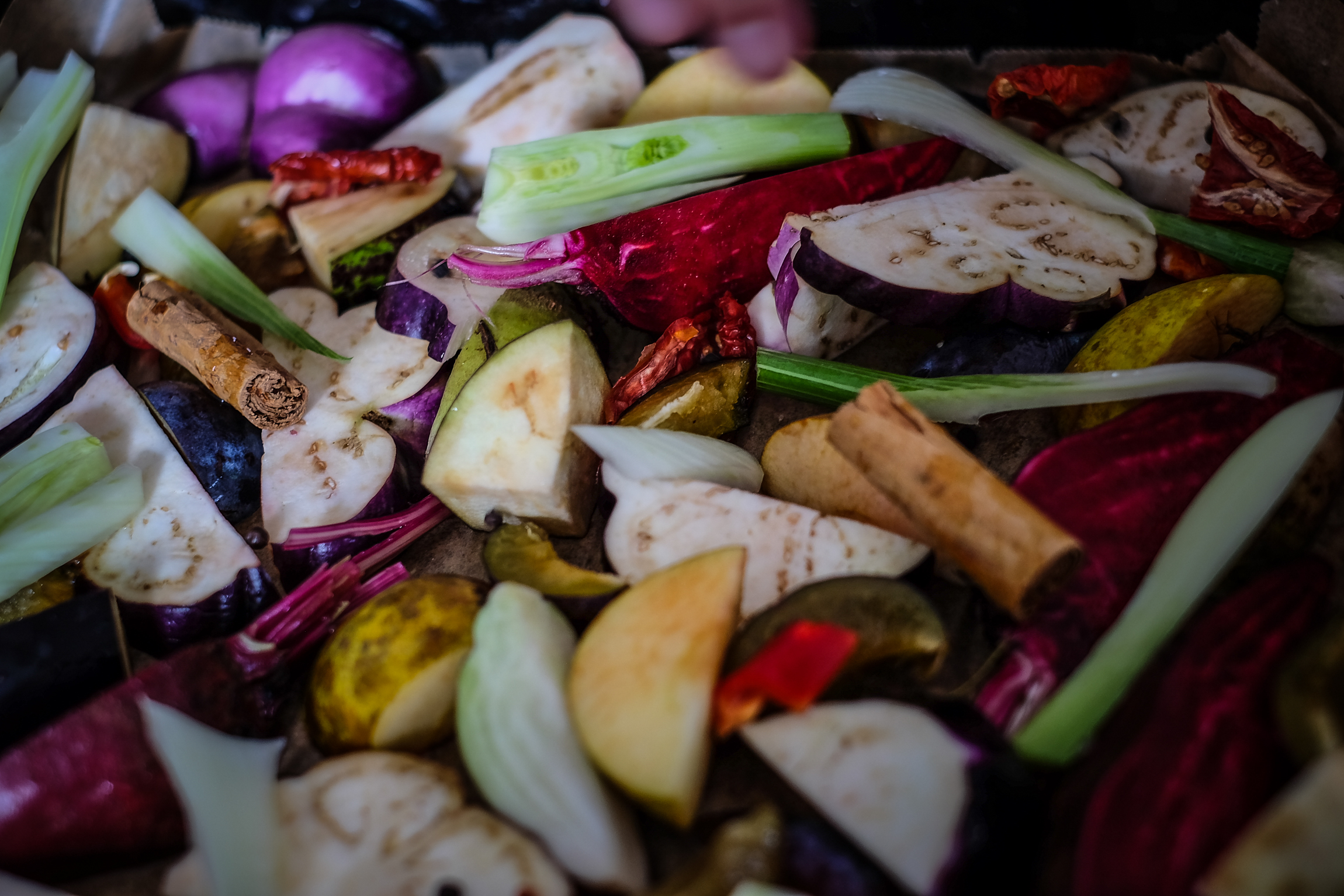 Svega tu ima: cikle, komorača, šljiva, sušenih rajčica, jabuka, patliđana, cimeta, chillija ...