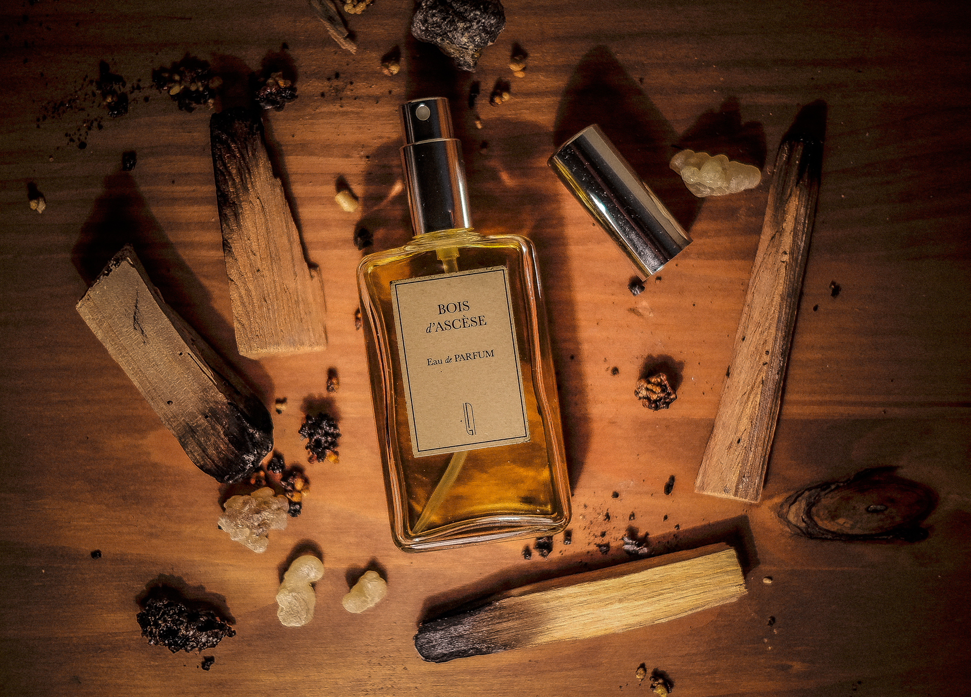 Još tamjana! I prekrasno, jedinstveno drfce - Palo Santo / Bois d'Ascese miris je drveća i tamjana, dima, duhana i viksija. Popunjavaju ga note cimeta, ambera, labdanuma, hrastove mahovine, dimljenog cedra i somalijskog tamjana! Ovu divoticu kreirao je Julien Rasquinet