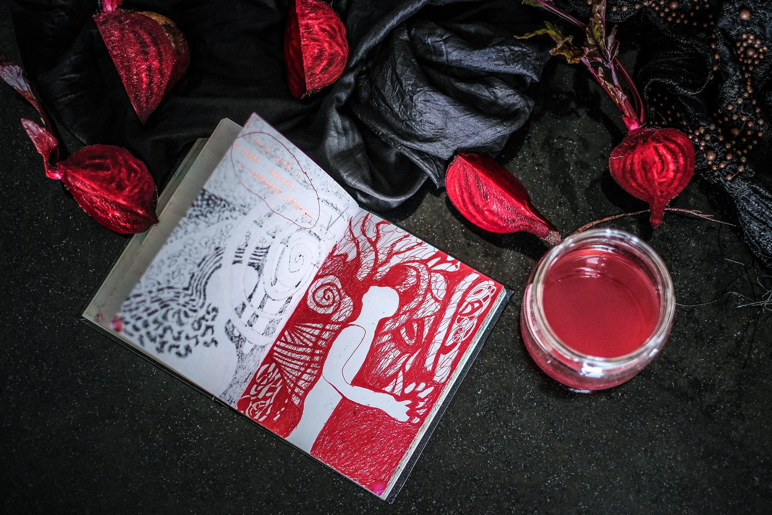 Crveno - crno - crtež / Red - Black - Drawing