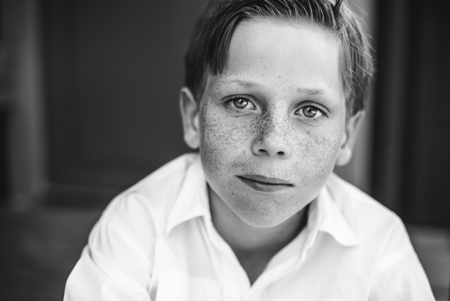 A-black-and-white-portrait-of-a-boy-with-freckles-by-Sandra-Jolly-Stockholm-child-photographer.jpg