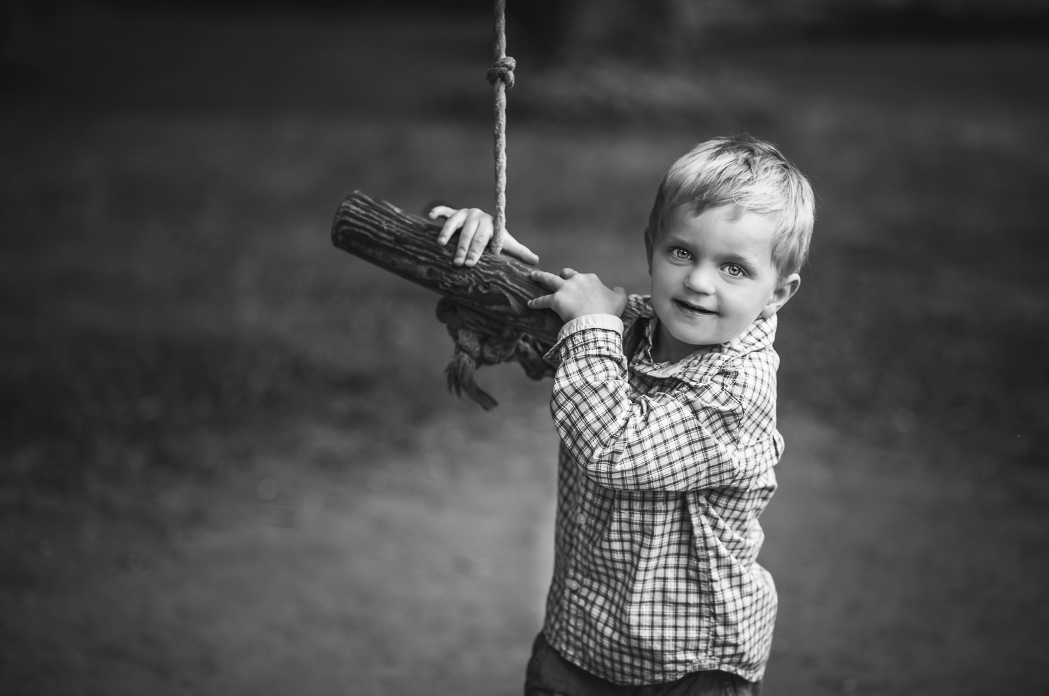 Black-and-white-photo-of-a-boy-in-Ulriksdals-slott-by-Stockholm-familjefotograf-Sandra-Jolly.jpg