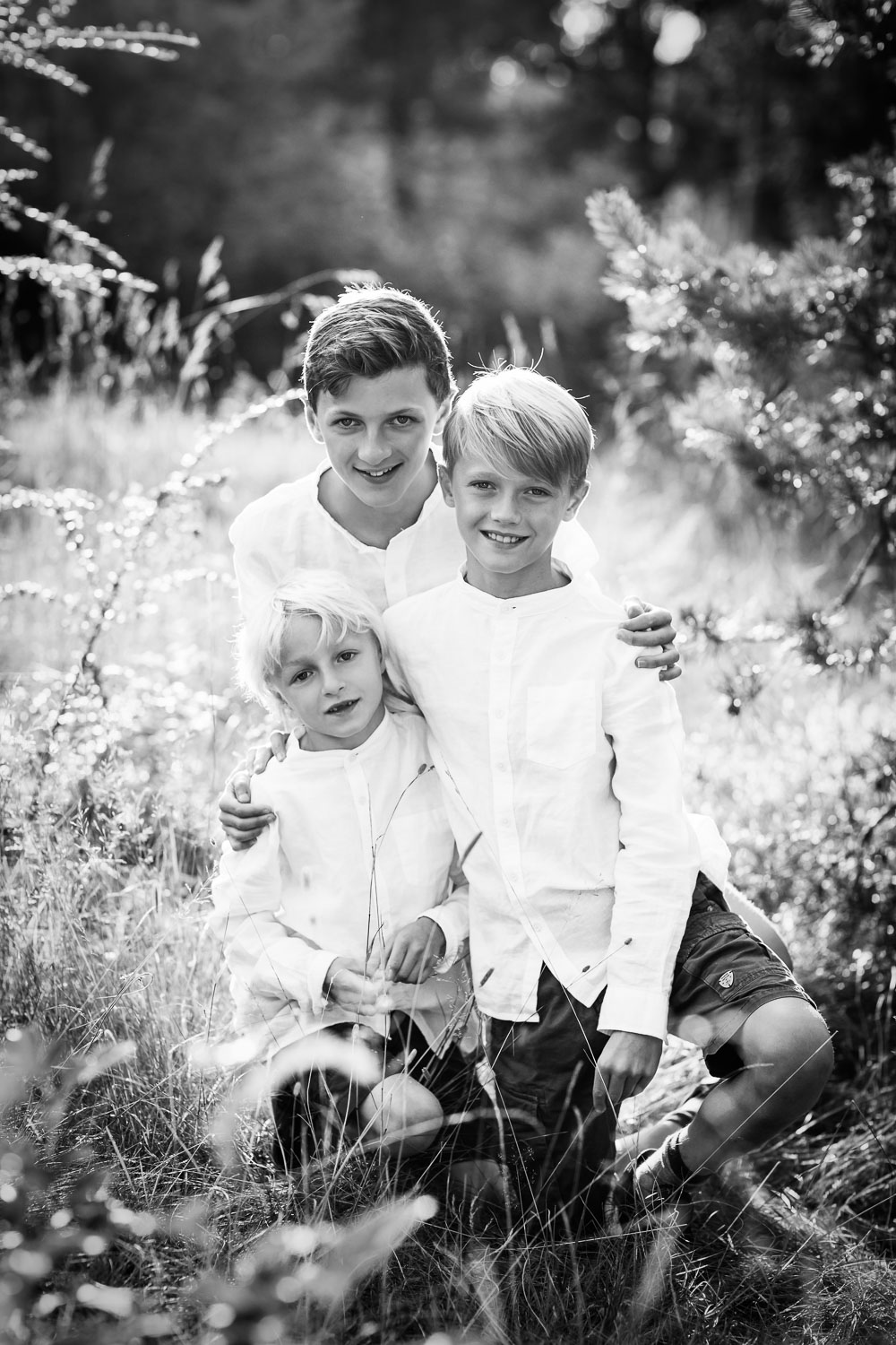 Black-and-white-photo-of-sibling-boys-by-bästa-familjefotografen-Sandra-Jolly.jpg