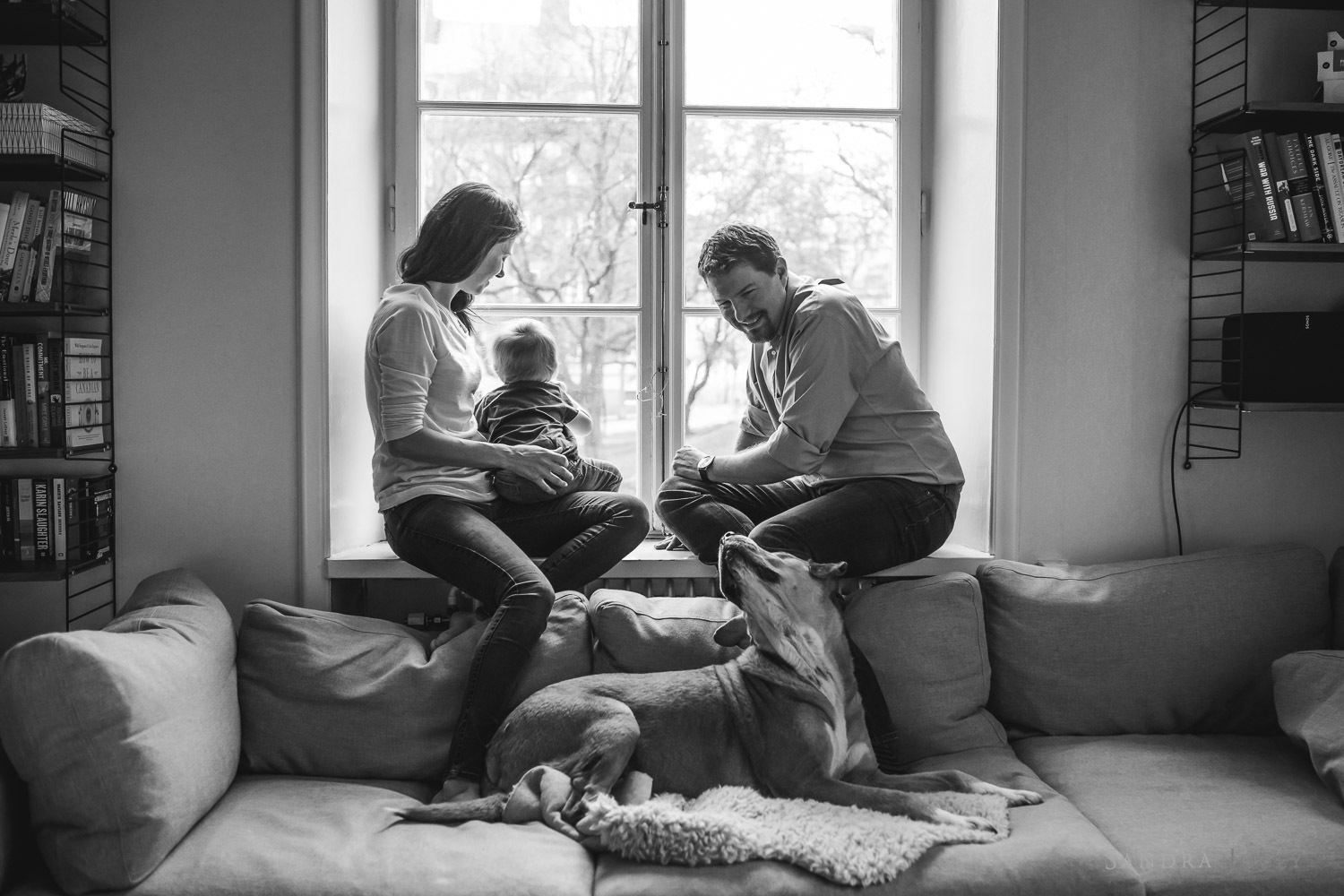 Black-and-white-lifestyle-family-image-by-Stockholm-family-photographer-Sandra-Jolly.jpg