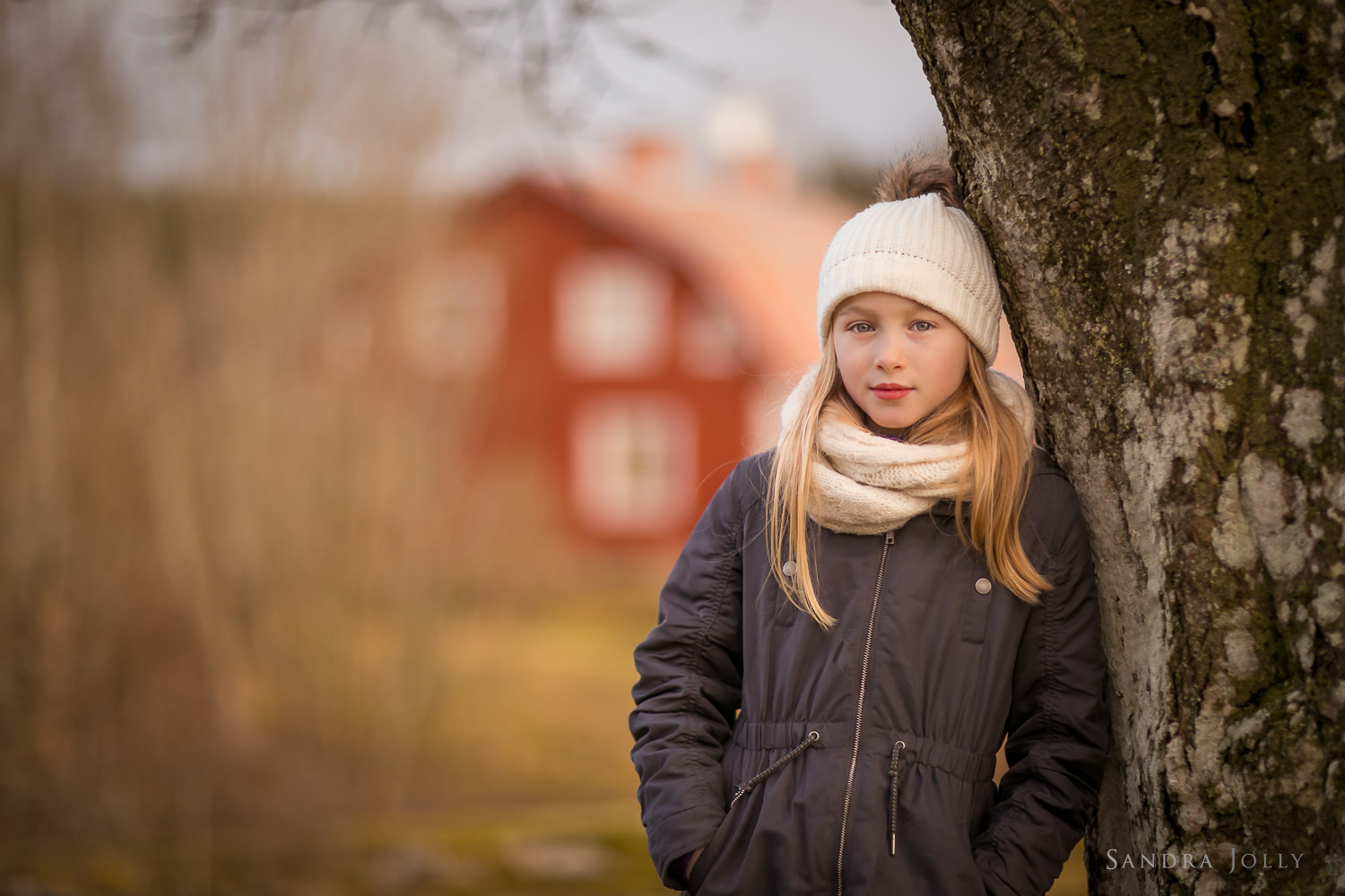 Winter-portrait-of-a-girl-by-Sandra-Jolly-barnfotograf.jpg