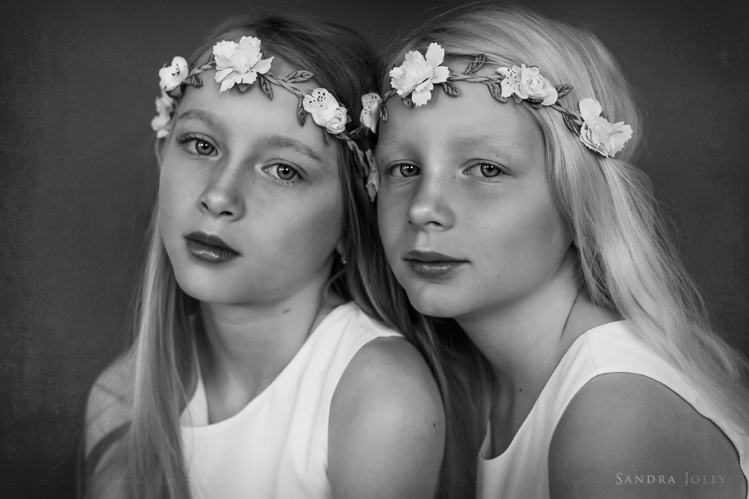 Timeless-portrait-of-sisters-by-Stockholm-family-photographer-Sandra-Jolly.jpg