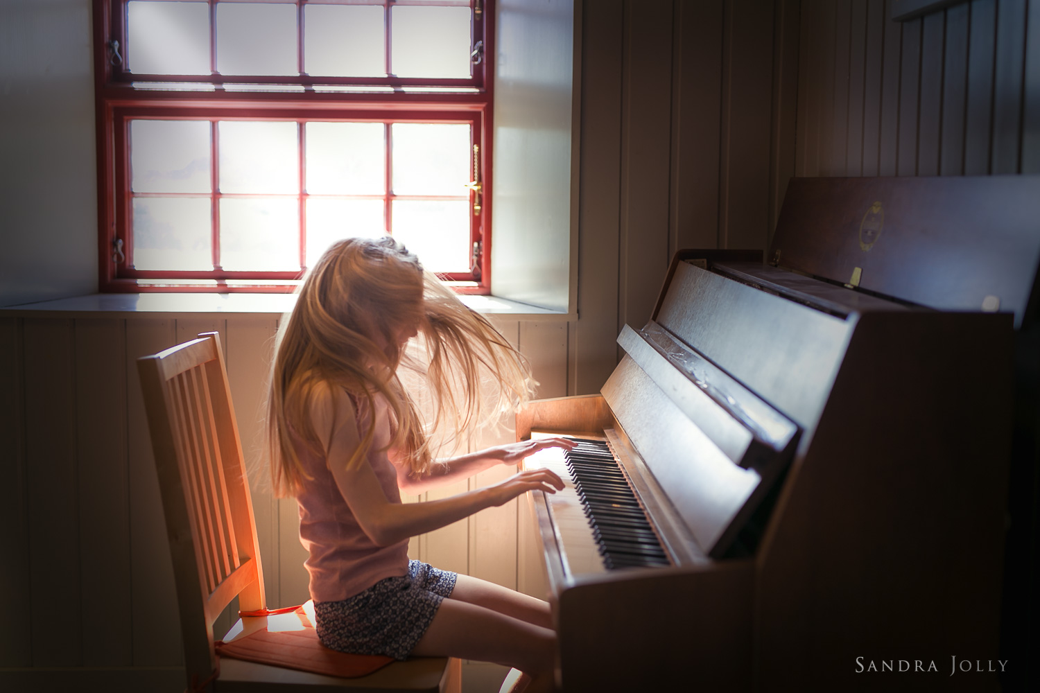 Girl-playing-piano-by-lifestyle-photographer-Sandra-Jolly.jpg