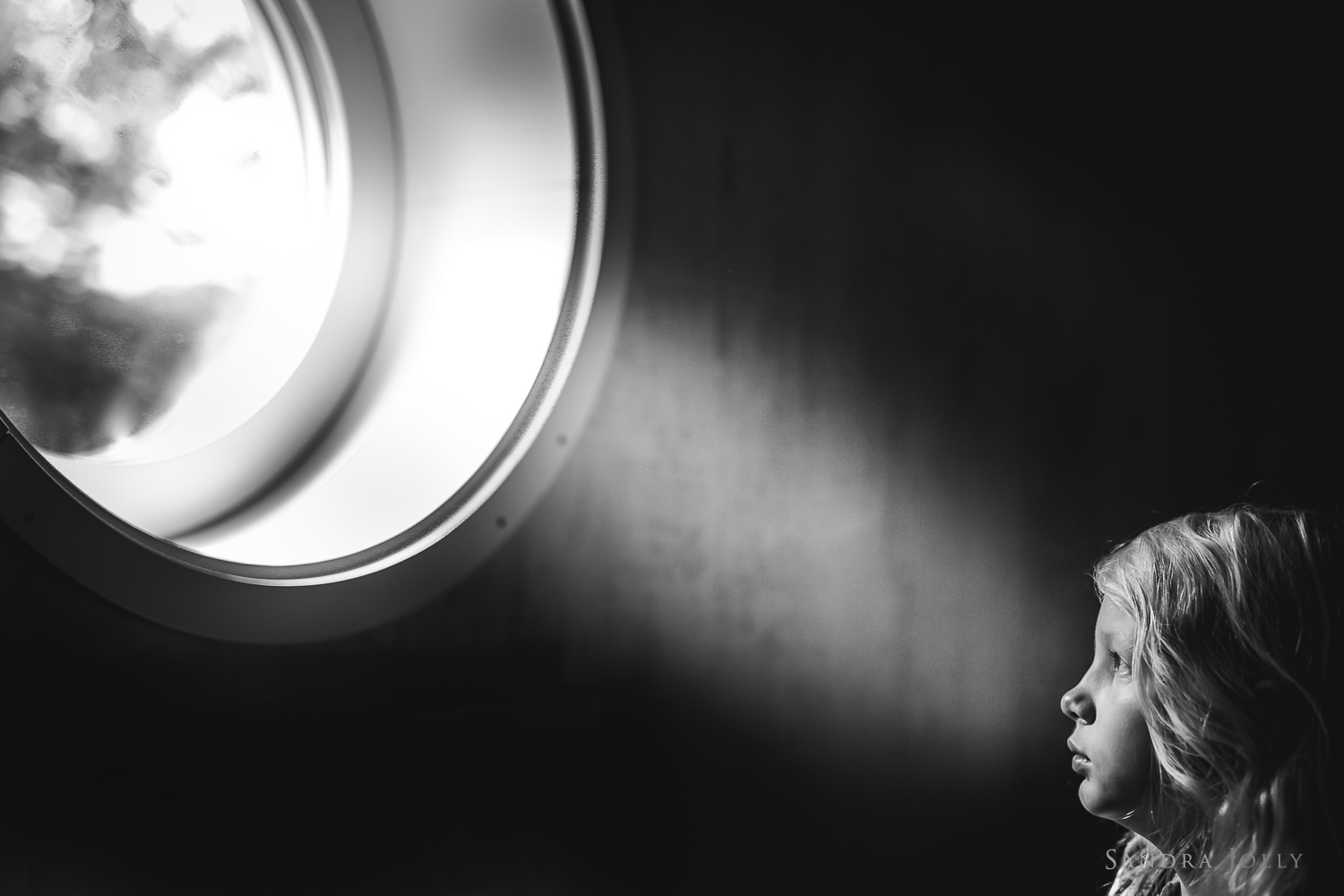 Black-and-white-photo-of-girl-in-light-by-Stockholm-photographer-Sandra-Jolly.jpg