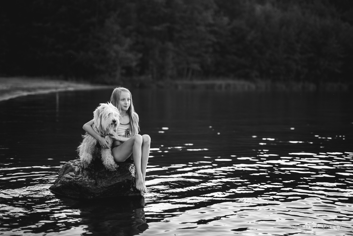 Girl-and-dog-in-water-by-Stockholm-barnfotograf-Sandra-Jolly.jpg