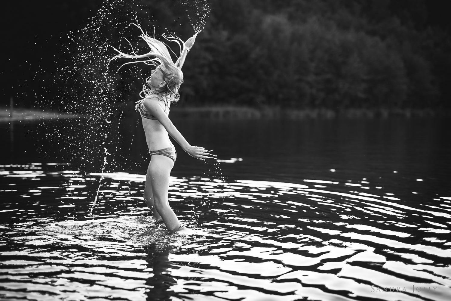 Girl-and-water-spray-by-Stockholm-barnfotograf-Sandra-Jolly.jpg