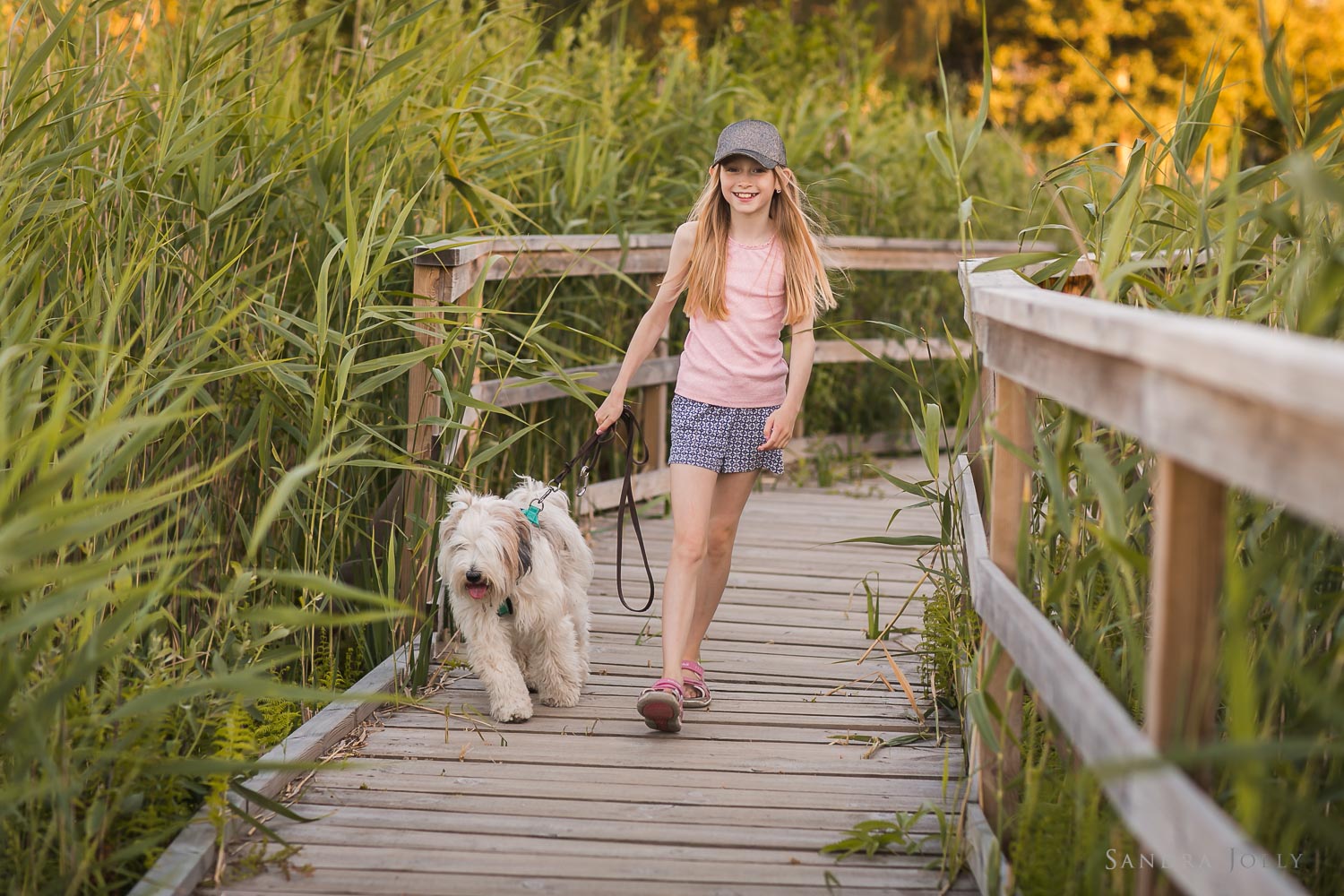 Girl-walking-dog-by-bra-familjefotograf-Sandra-Jolly.jpg