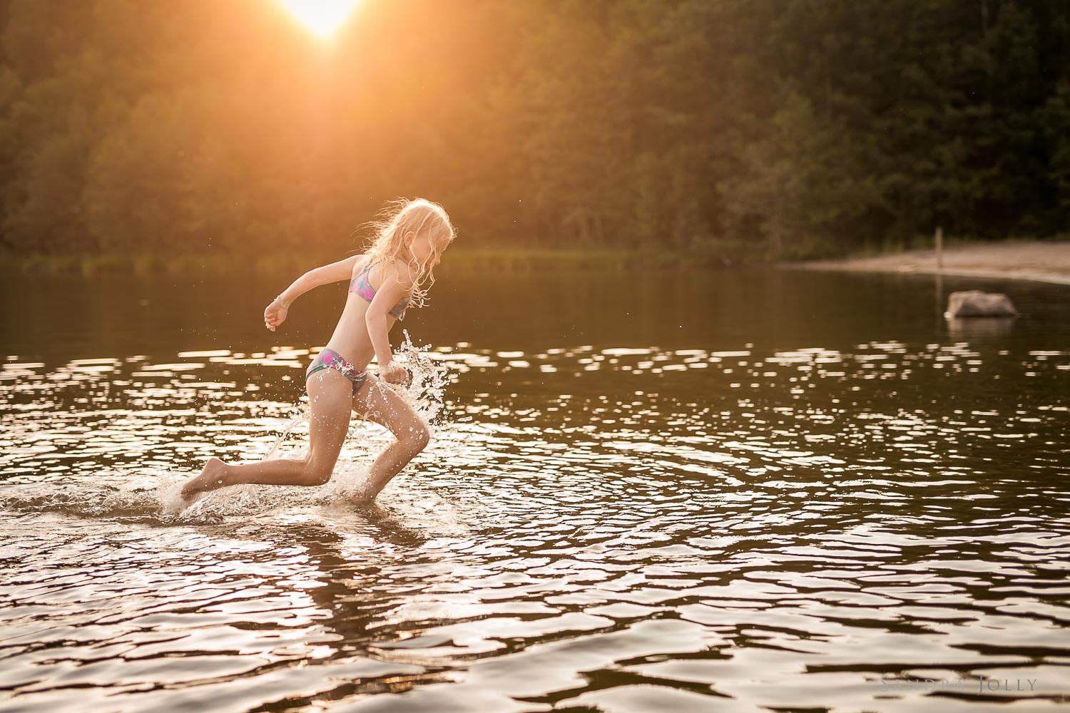 Girl-running-through-watere-by-Stockholm-barnfotograf-Sandra-Jolly.jpg