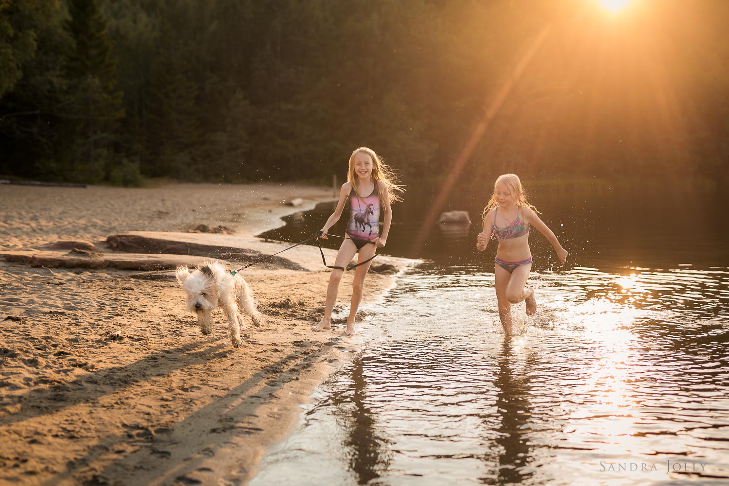 Sisters-and-dog-on-beach-by-Stockholm-family-photographer-Sandra-Jolly.jpg