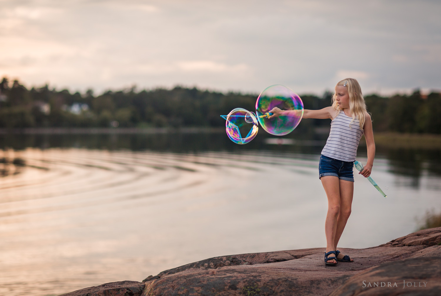 girl-with-bubbles-at-Edsviken-by-Sollentuna-barnfotograf-Sandra-Jolly.jpg