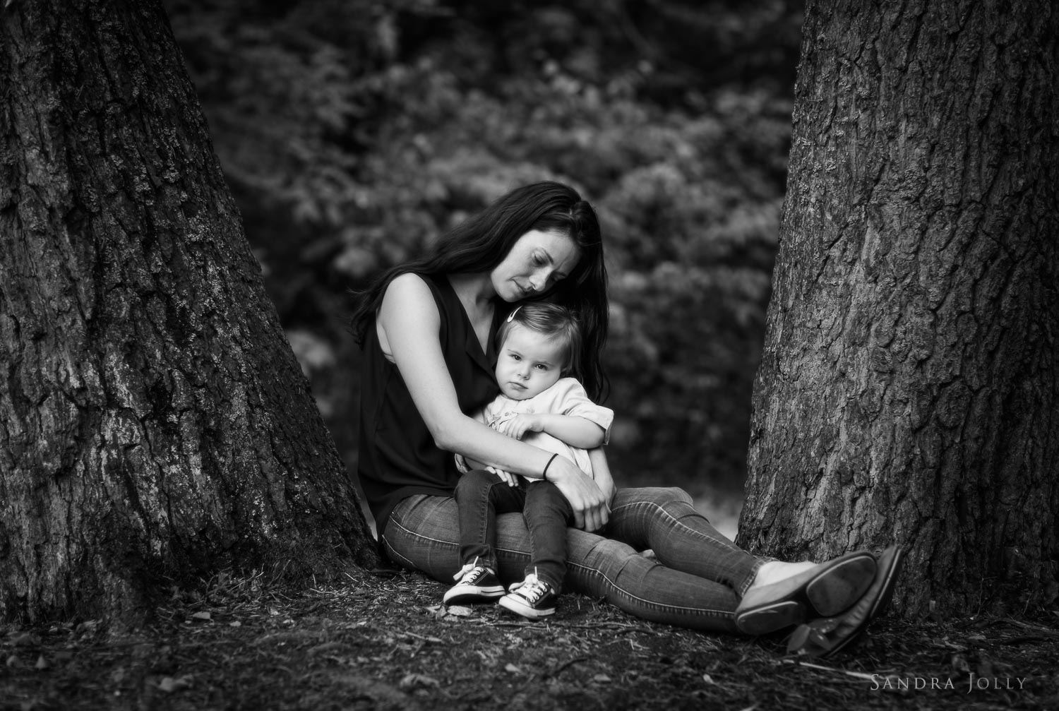 mother-and-daughter-in-ulriksdals-slott-trädgård-by-barnfotograf-Sandra-Jolly.jpg