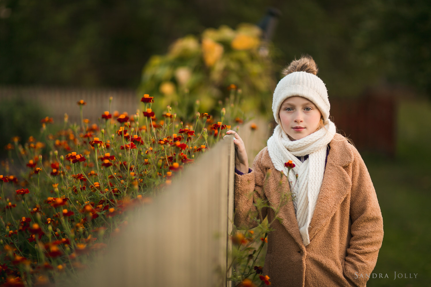 Autumn-photo-of-girl-in-garden-by-Stockholm-barnfotograf-Sandra-Jolly.jpg