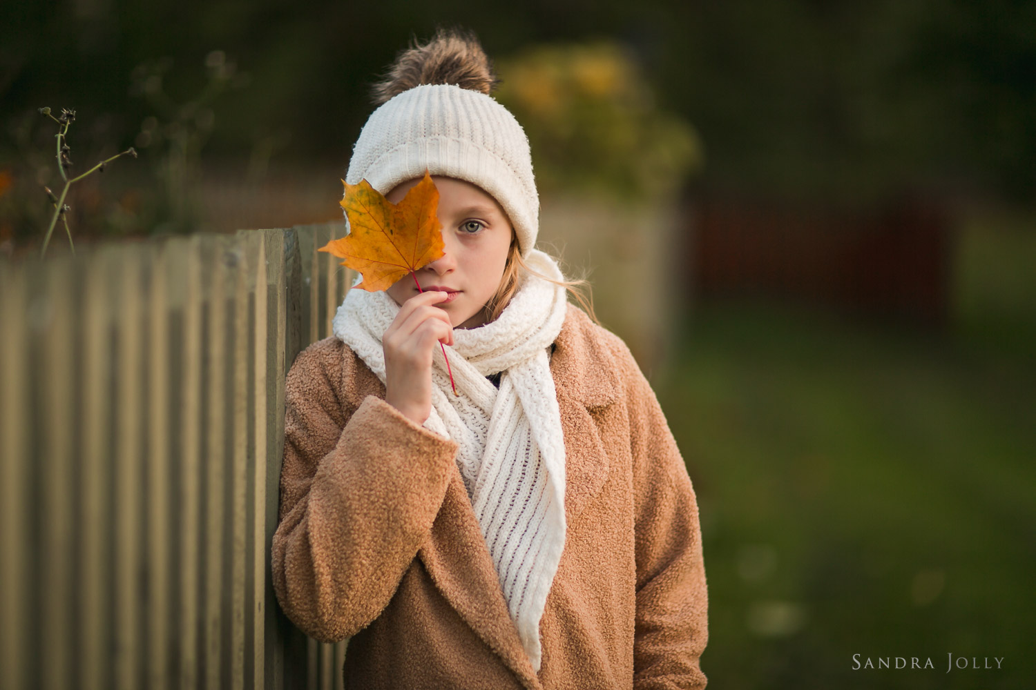 autumn-portrait-of-girl-with-leaf-by-Sollentuna-fotograf-Sandra-Jolly.jpg