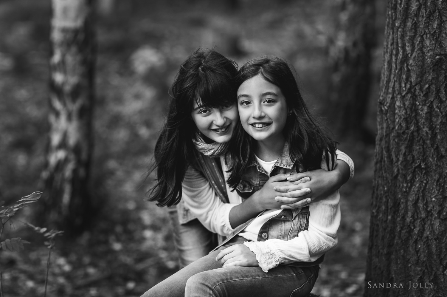 photo-of-sisters-hugging-by-Sandra-Jolly-bra-familjefotografering.jpg