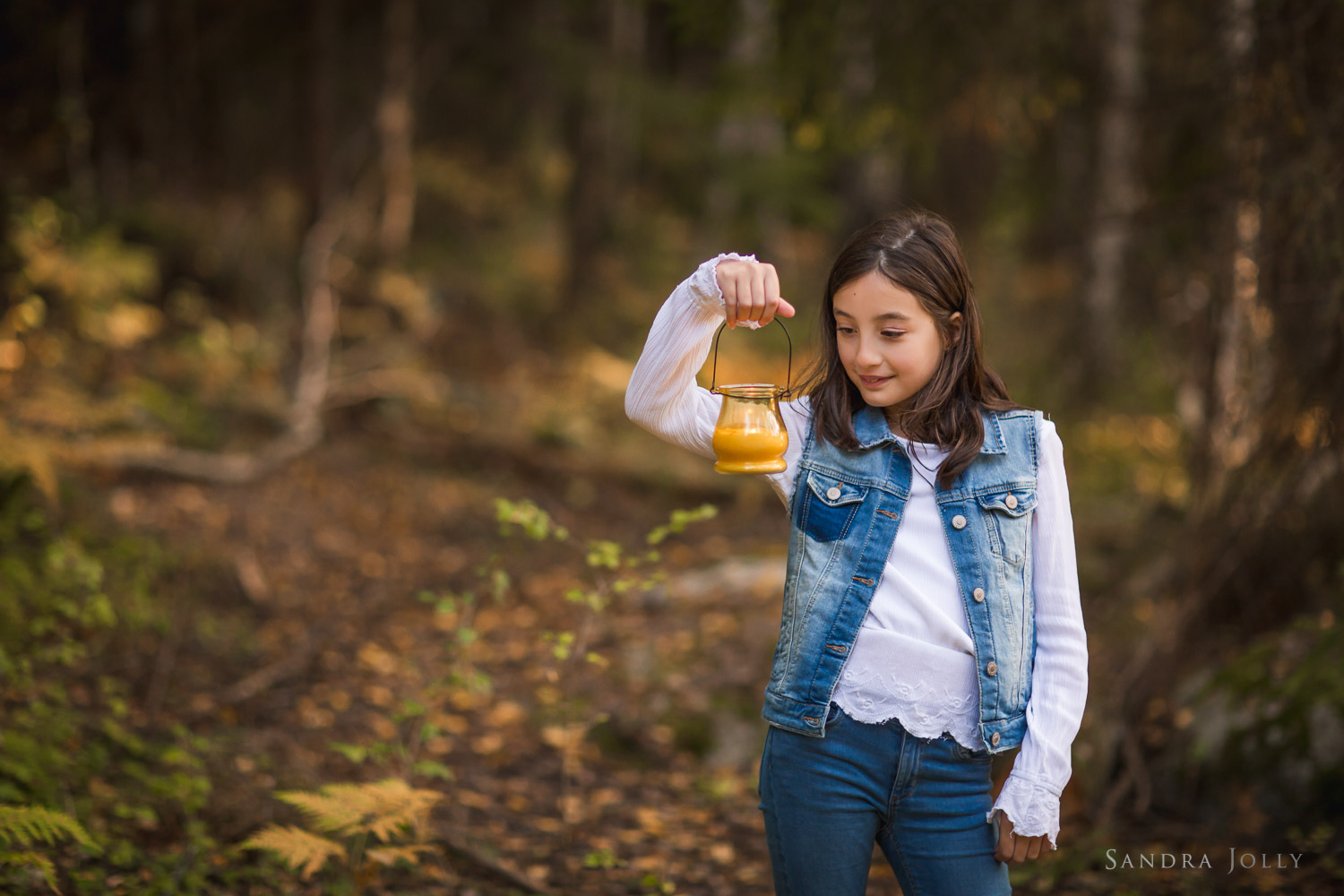 portrait-of-girl-with-candle-familjefotograf-Sandra-Jolly.jpg