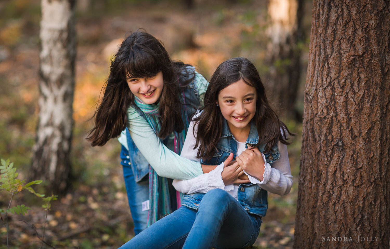 sisters-having-fun-by-Sandra-Jolly-bra-familjefotografering.jpg