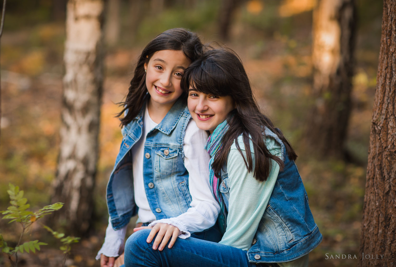 sisters-in-family-autumn-session-by-barnfotograf-stockholm-Sandra-Jolly.jpg