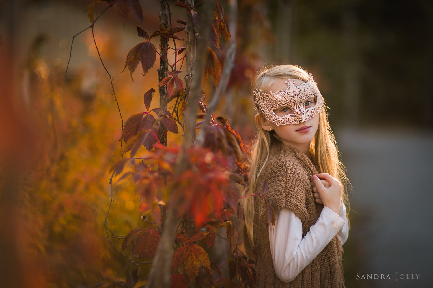 autumn-portrait-of-girl-in-a-mask-by-Stockholm-fotograf-Sandra-Jolly.jpg