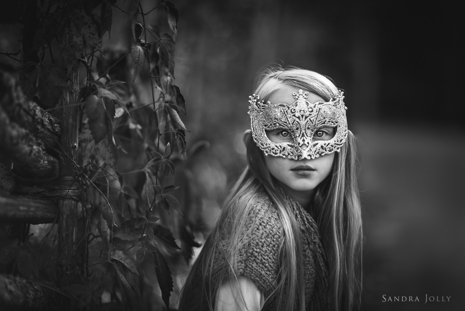 black-and-white-photo-of-girl-in-a-mask-by-Stockholm-barnfotograf-Sandra-Jolly.jpg