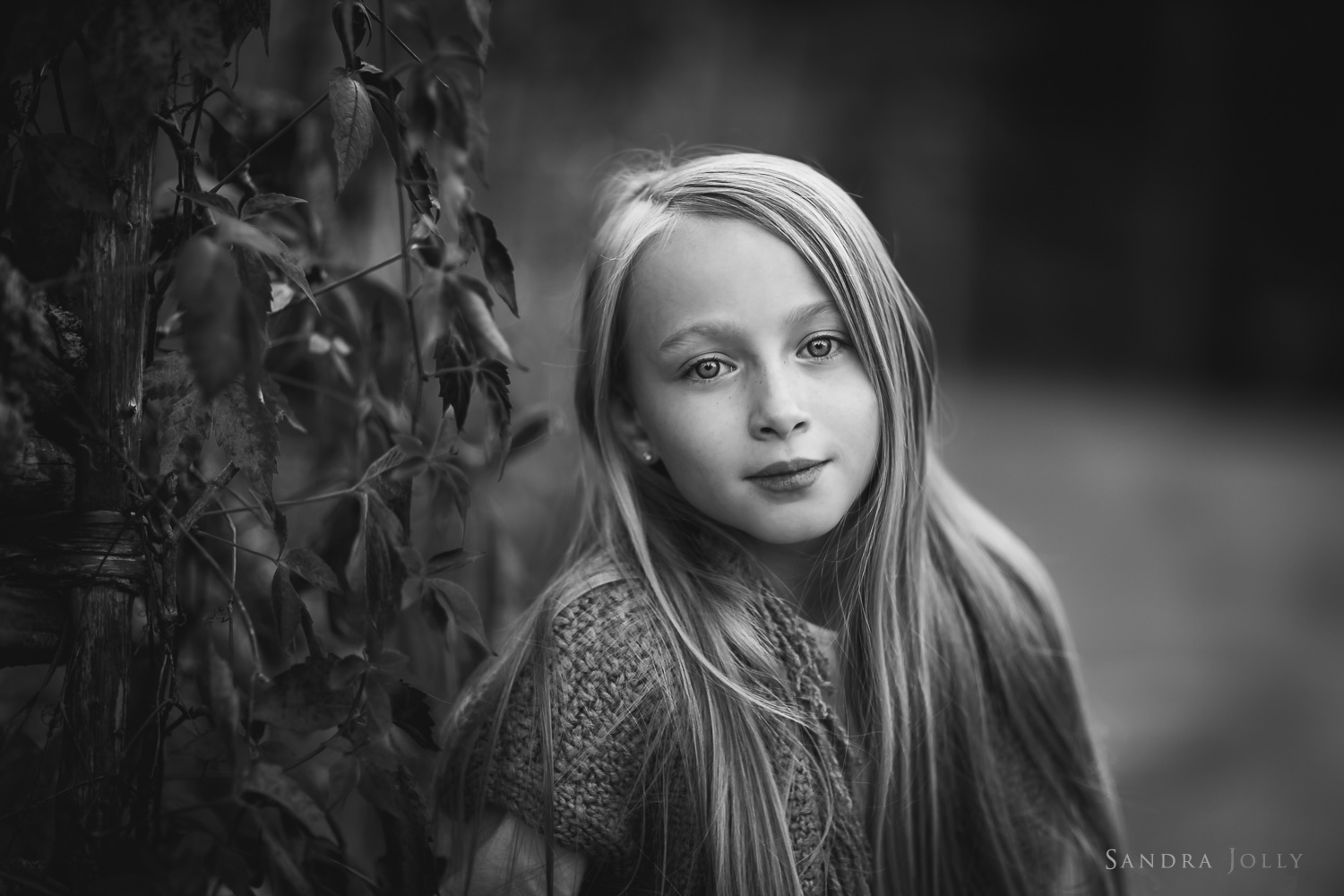 black-and-white-photo-of-a-young-girl-by-Stockholm-familjefotograf-Sandra-Jolly.jpg
