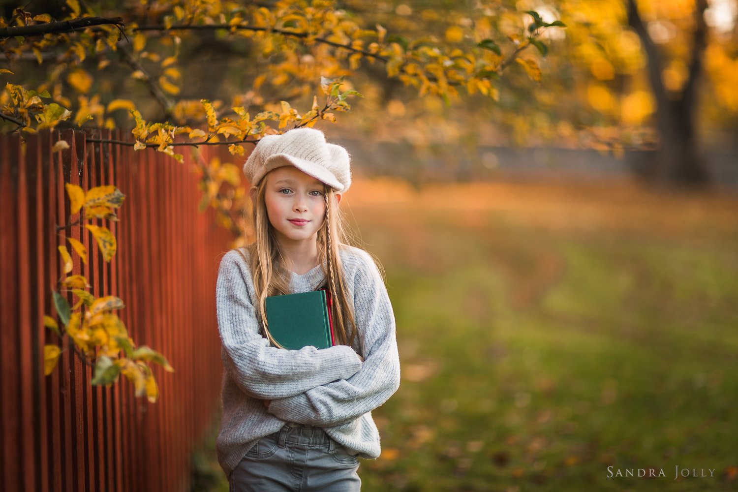 autumn-portrait-of-girl-with-books-by-familjefotografering-sandra-jolly.jpg