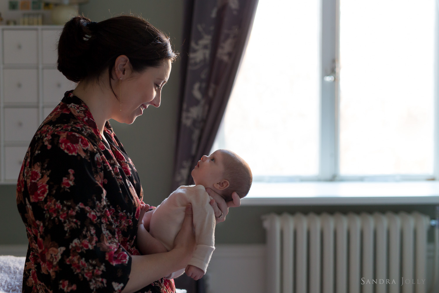 lifestyle-session-with-mother-and-baby-at-home-by-family-photographer-sandra-jolly.jpg