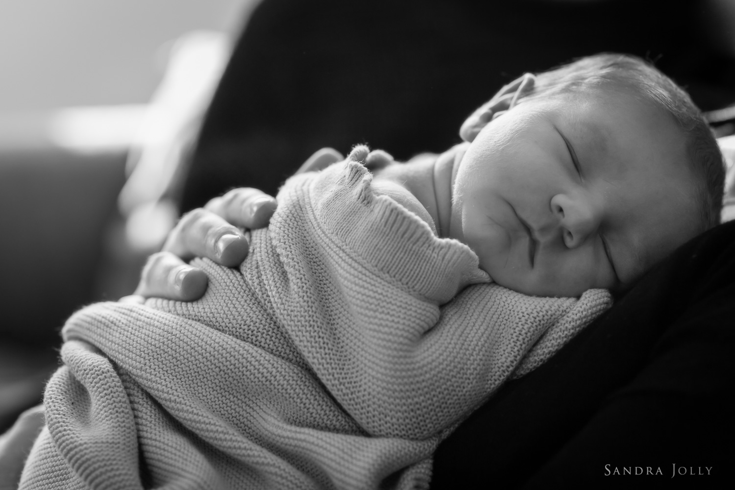 Black-and-white-newborn-photograph-by-Stockholm-baby-photographer-Sandra-Jolly.jpg