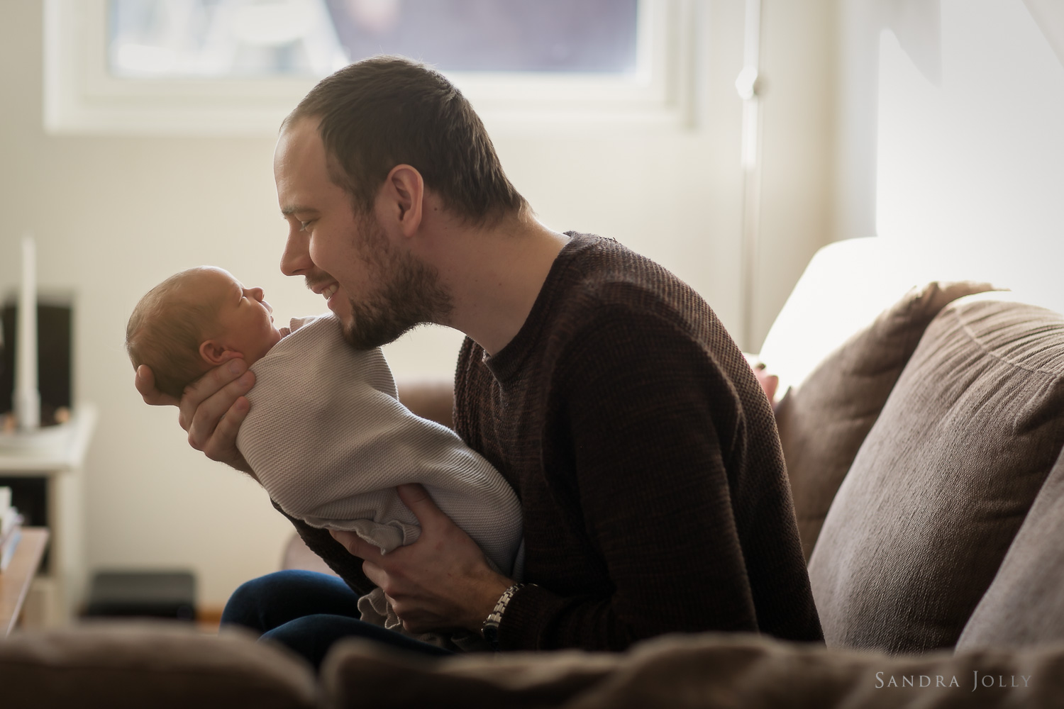 Lifestyle-newborn-shoot-with-Stockholm's-best-family-photographer.jpg