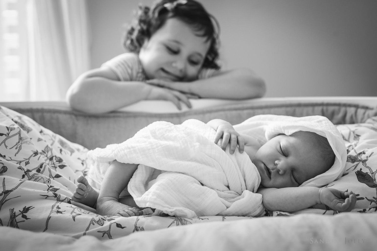 baby-and-sibling-photo-session-by-Stockholm-family-photographer.jpg