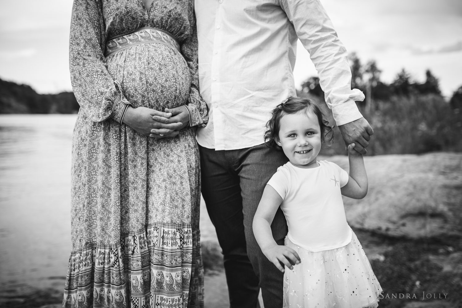 black-and-white-photo-of-parents-with-daughter-by-Stockholm-family-photographer-Sandra-Jolly.jpg