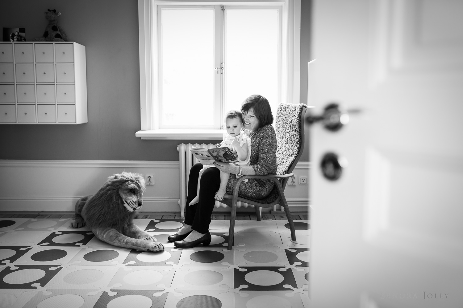 grandmother-reading-to-daughter-by-top-Stockholm-photorapher-Sandra-Jolly.jpg