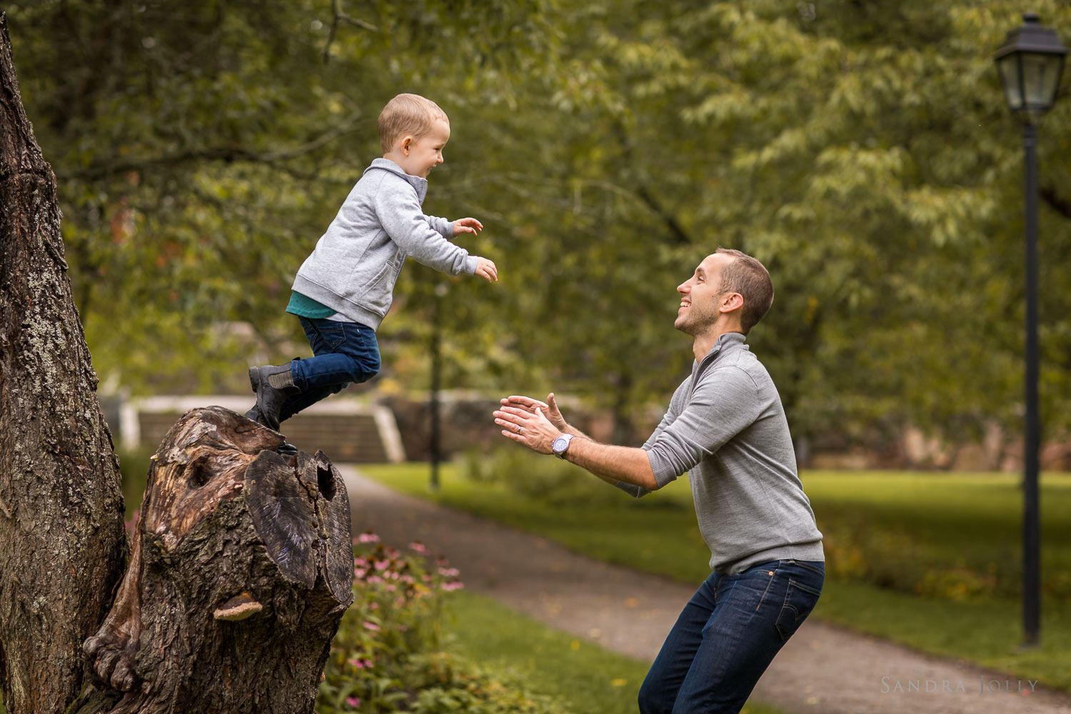 son-jumping-to-his-dad-photo-session-in-Färsta.jpg