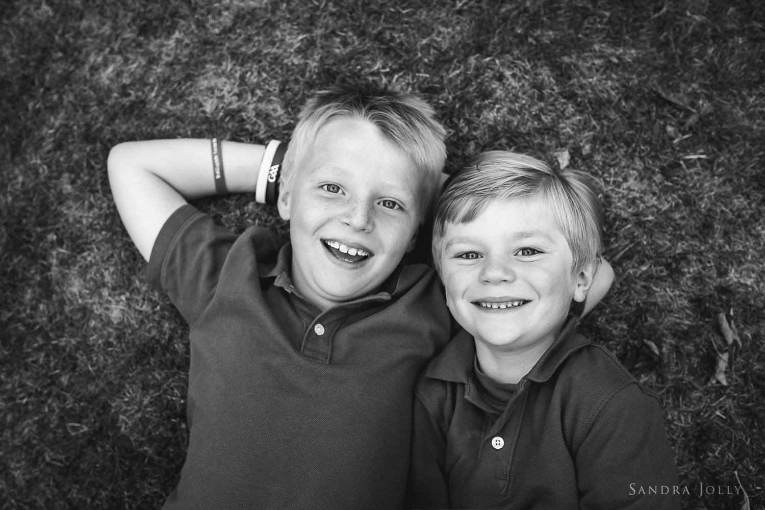 black-and-white-sibling-photo-by-barnfotograf-Sandra-Jolly.jpg