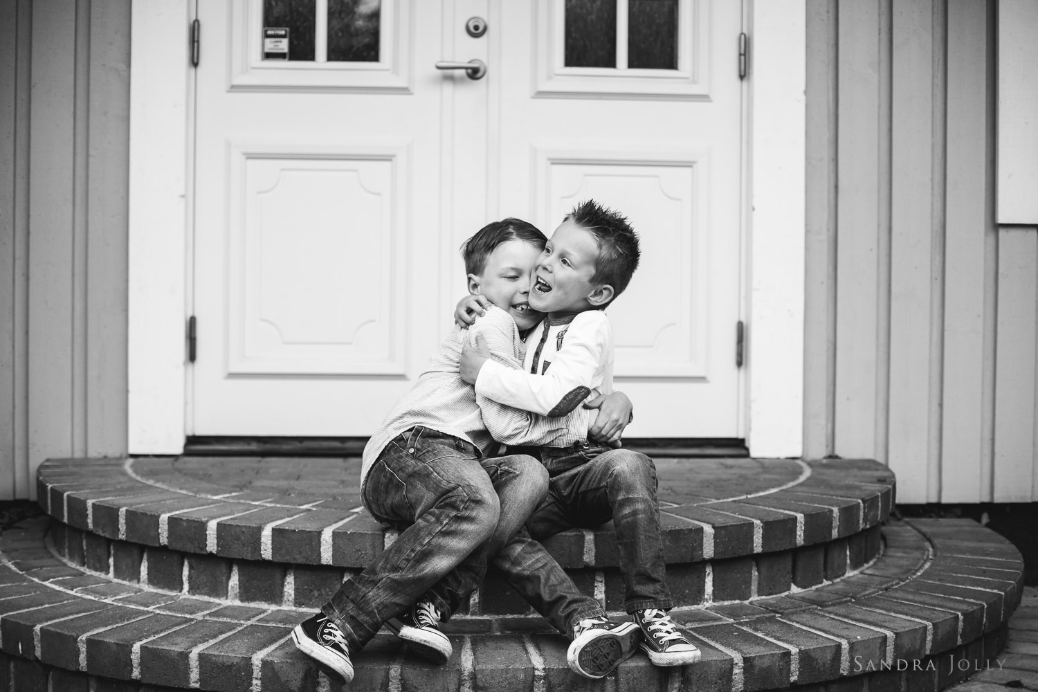 brothers-hugging-by-bra-familjefotograf-Sandra-Jolly.jpg