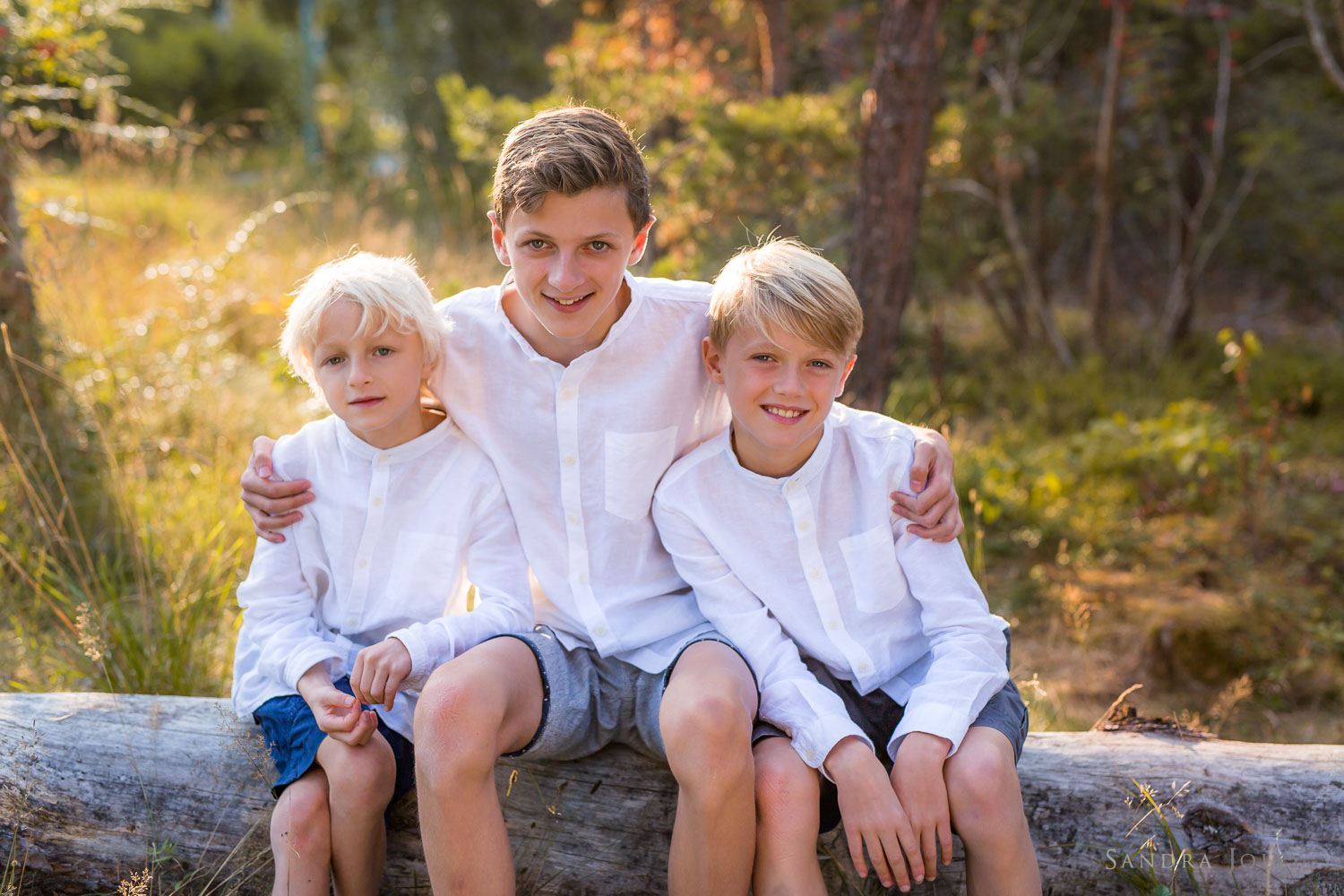 Brothers-hugging-by-bra-Stockholm-familjefotograf-Sandra-Jolly.jpg